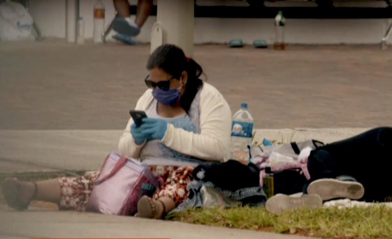 <p>Mujer a la puerta de un hospital en Ecuador</p>