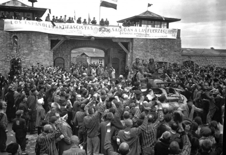 <p>Prisioneros de Mauthausen saludan a la 11ª División Acorazada de los EE UU por su liberación</p>