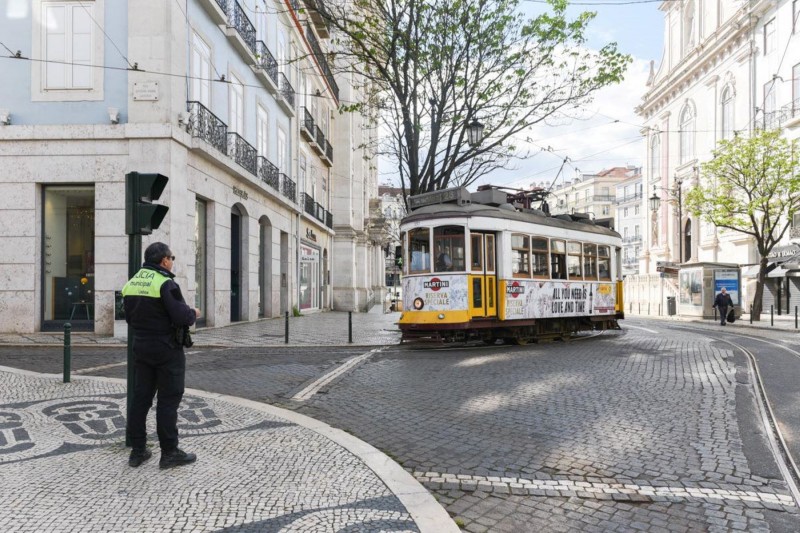 <p>La policía municipal vigila en las calles de Lisboa que se cumplen las medidas del estado de emergencia.</p>