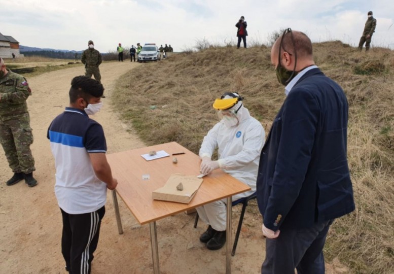 <p>Efectivos del Ejército realizan pruebas de Covid-19 en un asentamiento gitano del Este de Eslovaquia.</p>