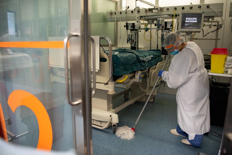 <p>Una limpiadora trabaja en el Hospital Clínic de Barcelona durante la crisis de la Covid-19</p>