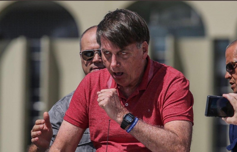 <p>Bolsonaro tose durante la manifestación golpista del 19 de abril.</p>