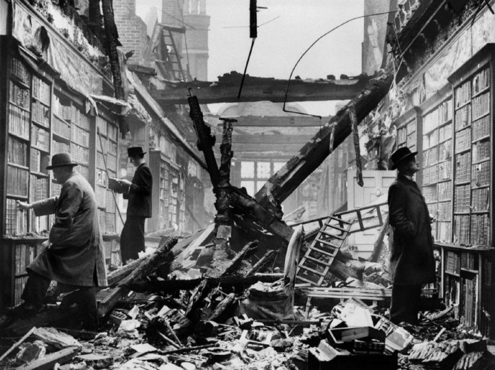 <p>Ruinas de la biblioteca Holland House en Londres, en 1940, tras un bombardeo de la Segunda Guerra Mundial. Foto: CORBIS, publicada en 'Bibliotecas. Una historia ilustrada' (La Esfera de los Libros).</p>