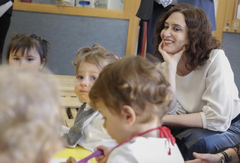 <p>Isabel Díaz Ayuso visita una escuela infantil pública</p>