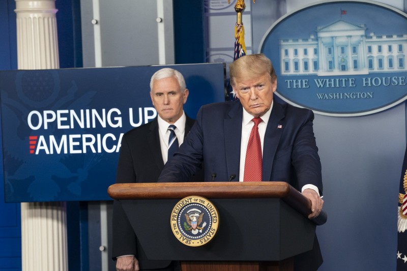 <p>Donald Trump (en el atril) y Mike Pence durante una rueda de prensa sobre la covid-19.</p>