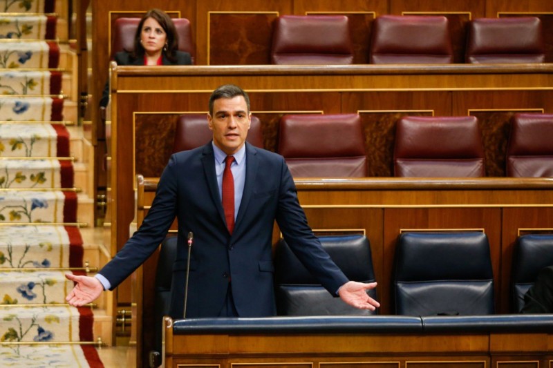 <p>Pedro Sánchez responde a los grupos parlamentarios durante la sesión de control del 22 de abril.</p>