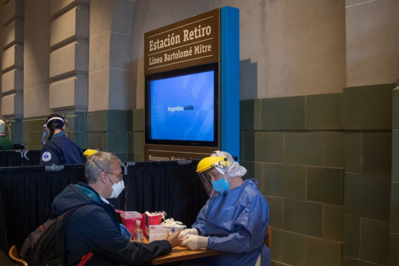 <p>Sanitarios realizan test de covid-19 en la estación de trenes de Retiro (Buenos Aires).</p>