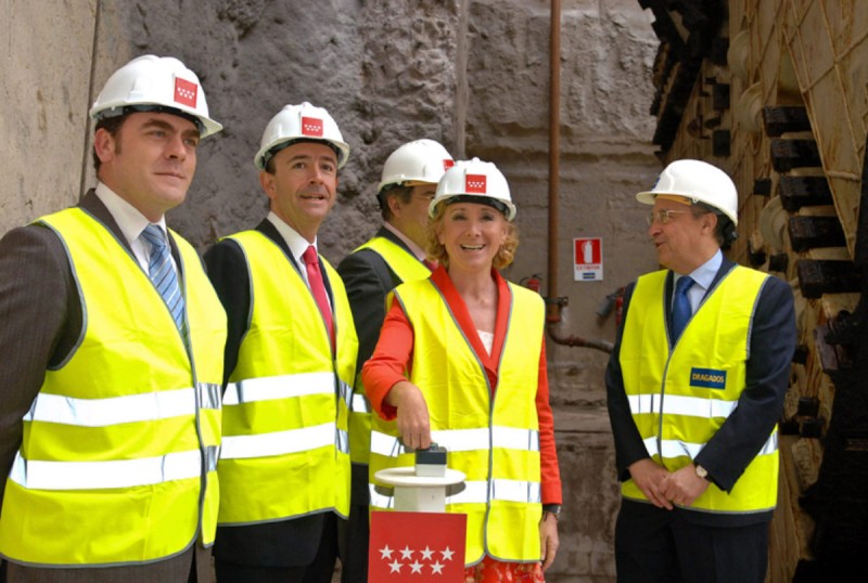 <p>Esperanza Aguirre y Florentino Pérez, a su izquierda, en el inicio de las obras de la línea 11 de metro de Madrid en 2008.</p>