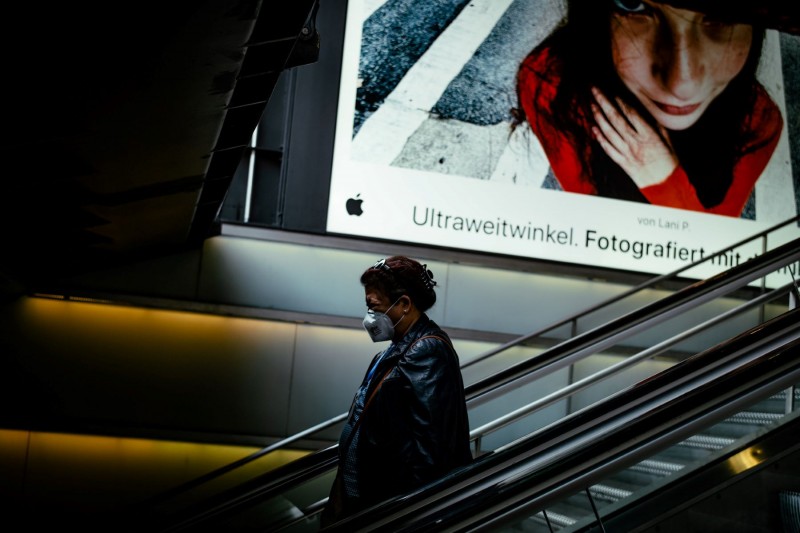 <p>Una mujer con mascarilla en una estación de Zurich.</p>