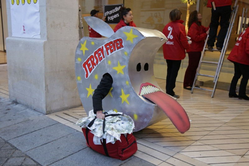 <p>Protesta de militantes de Attac contra Apple por sus prácticas fiscales en París en 2017.</p>