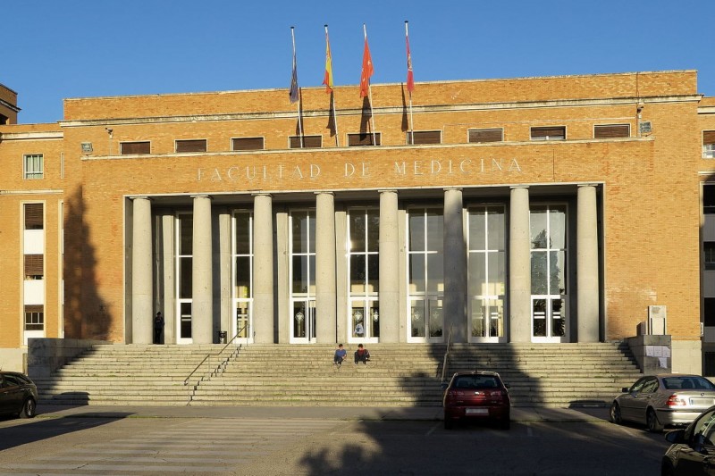 <p>Fachada del pabellón central de la Facultad de Medicina de la UCM.</p>