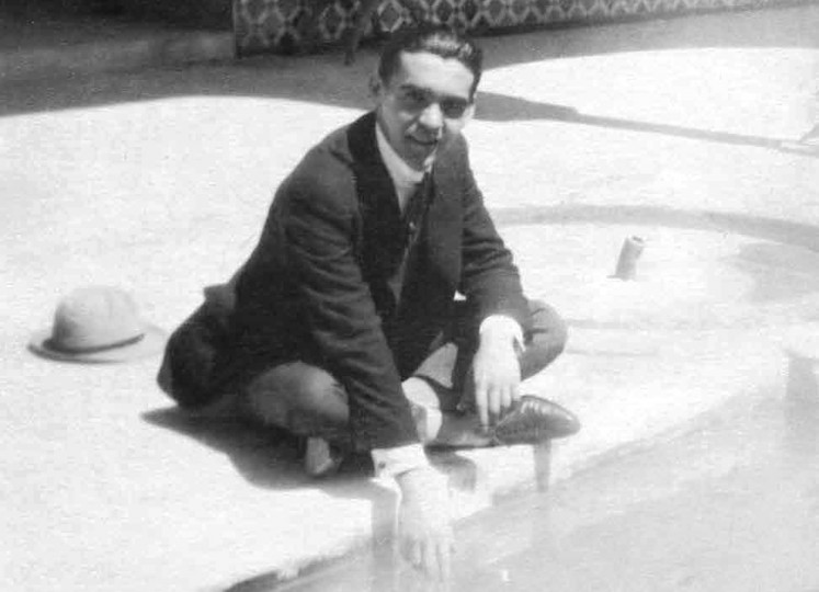 <p>Federico García Lorca en un patio de la Alhambra. Circa 1922.</p>