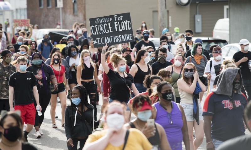 <p>El 26 de mayo, un día después del asesinato de George Floyd, miles de personas salieron a la calle en Minneapolis.</p>