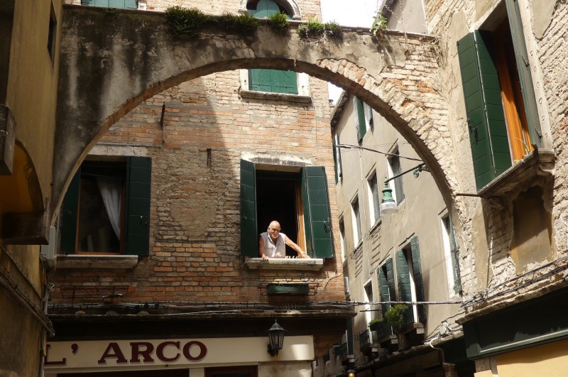 <p>Vittorio Vianello (76) vive en la Calle do Mori cerca de Rialto. Aunque la cuarentena ha terminado, todavía no quiere salir de su casa.</p>