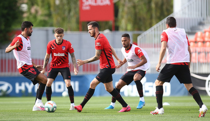 <p>Jugadores del Atleti hacen un rondo durante el entrenamiento.</p>