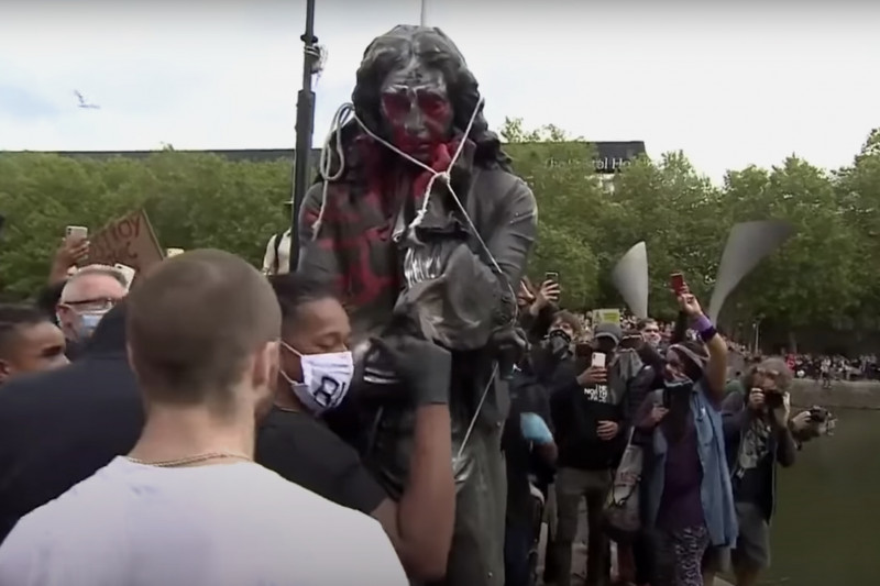 <p>Los manifestantes a punto de arrojar al río la estatua del esclavista Edward Colston (Bristol, Reino Unido).</p>