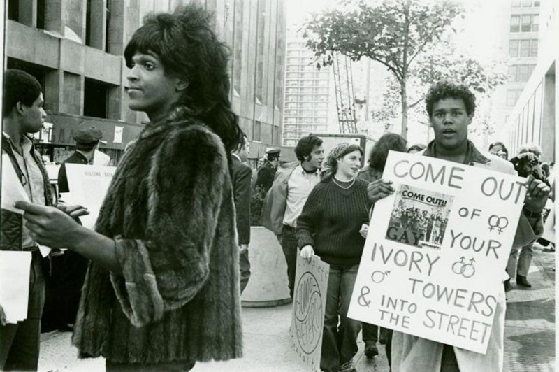 <p>La activista Marsha P. Johnson repartiendo propaganda en una manifestación, en 1970, en la Universidad de Nueva York, en favor de los estudiantes gay. </p>