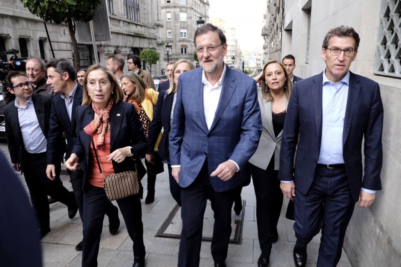 <p>Feijóo pasea acompañado de Rajoy y Pastor por las calles de Vigo en 2015.</p>