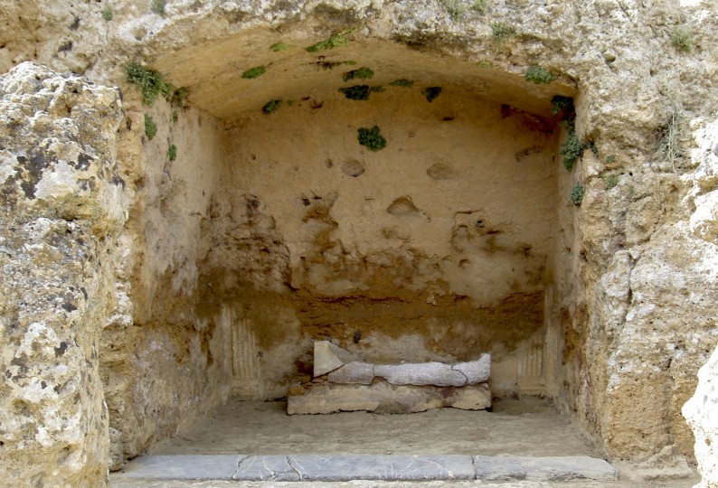 <p>Una de las tumbas de la necrópolis de Sevilla (Conjunto arqueológico de Carmona).</p>