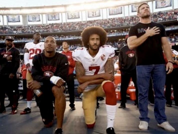 <p>El jugador Colin Kaepernick se arrodilla mientras suena el himno.</p>