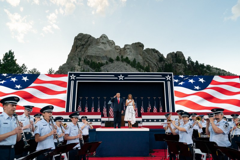 <p>Donald Trump durante su visita al Monte Rushmore (Dakota del Sur).</p>