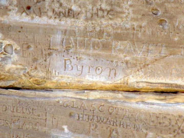 <p>Grafiti de Lord Byron en el templo de Poseidón, en el cabo Sunión. </p>