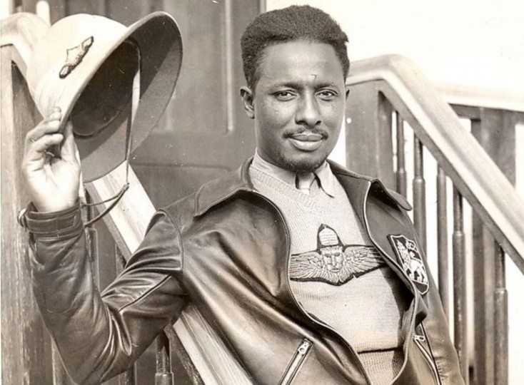 <p><br />El piloto afroamericano John Robinson luchó en Etiopía contra las fuerzas de ocupación fascistas de Italia en 1935.</p>