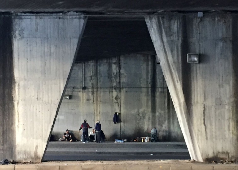 <p>Un grupo de personas sin hogar en el paso inferior de la Avenida de América en Madrid.</p>
<p><strong><br /></strong></p>
<p> </p>