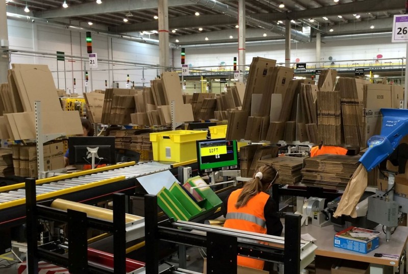 <p>Una operaria en el centro logístico de Amazon en San Fernando de Henares.</p>