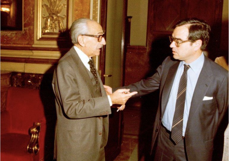 <p>Martín Villa (derecha) junto al entonces Vicepresidente 1º y ministro de Defensa, Manuel Gutiérrez Mellado (1980).</p>