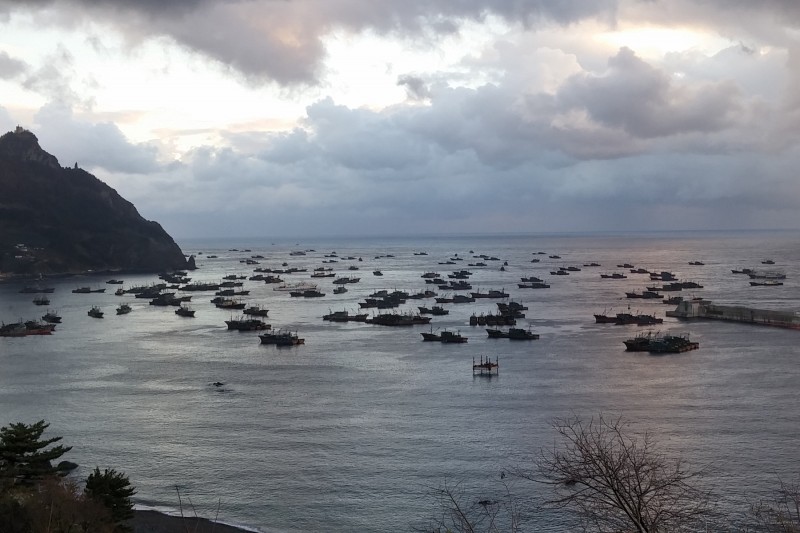 <p>Pareja de arrastreros chinos anclados en el puerto de la isla Ulleung (Corea del Sur), en octubre de 2016.</p>