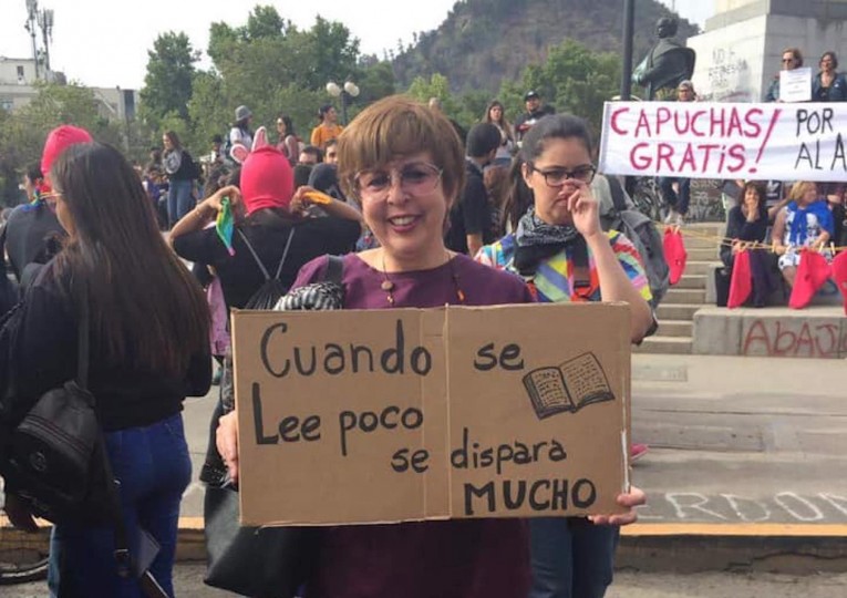 <p>La editora Chilena Malala, durante una manifestación en contra del Gobierno de Piñera.</p>