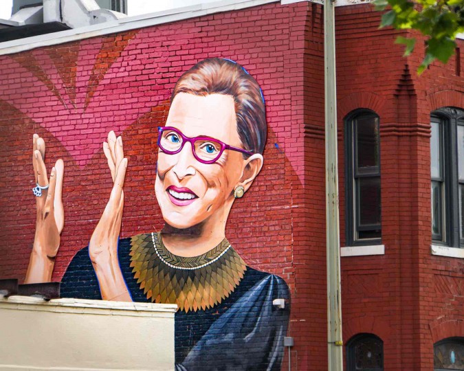 <p>Mural de Ruth Bader Ginsburg, en Washington D.C. </p>