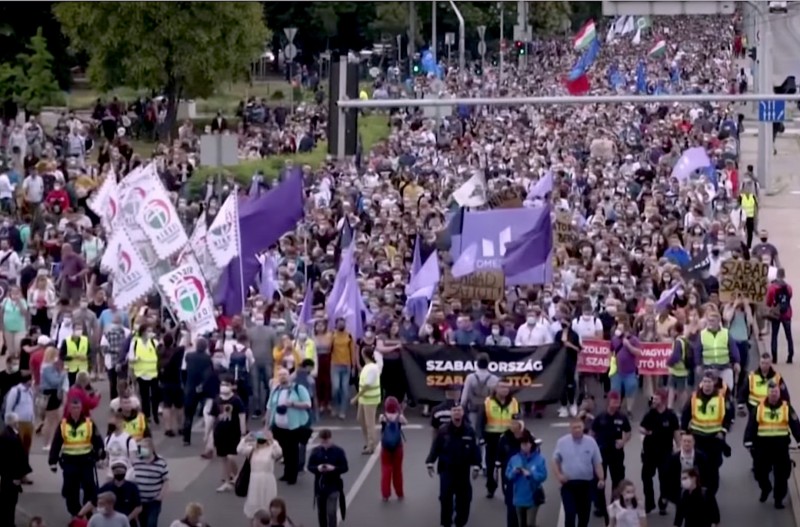 <p>Miles de personas salen a la calle en Budapest (Hungría) para defender la libertad de prensa (julio de 2020).</p>