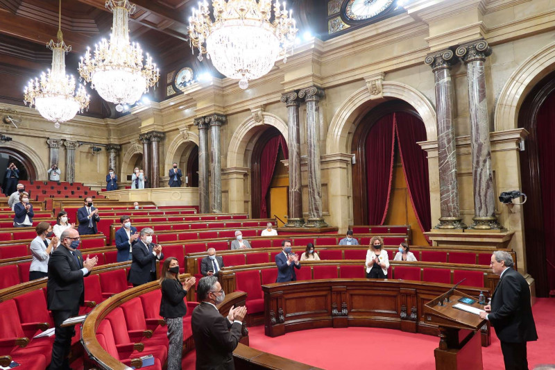 <p>Diputados de JxC, ERC y la CUP aplauden a Torra en el debate sobre su inhabilitación este 30 de septiembre</p>