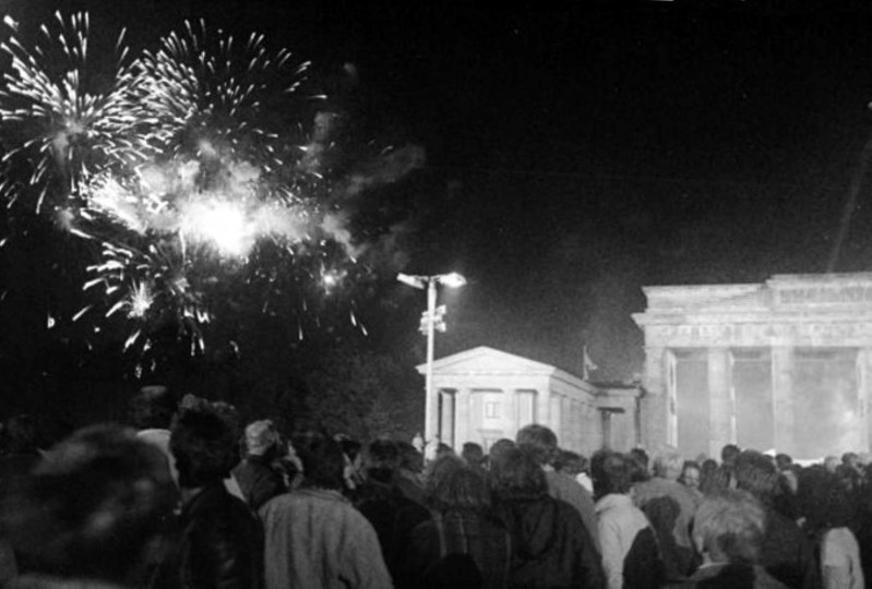 <p>Celebración de la reunificación alemana el 3 de octubre de 1990 en la Puerta de Brandenburgo.</p>