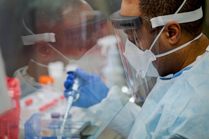 <p>El microbiólogo Kerry Pollard cogiendo muestras de coronavirus en un laboratorio de Pensilvania.</p>