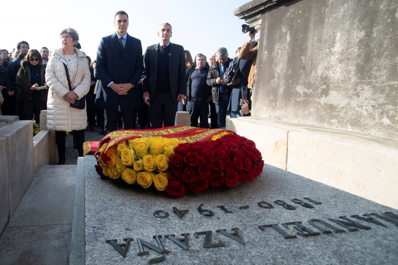 <p>Pedro Sánchez, durante la ofrenda floral ante la tumba del presidente de la II República Manuel Azaña en febrero de 2019.</p>