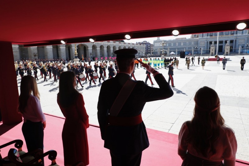 <p>La Familia Real durante el desfile de las tropas este 12 de Octubre.</p>