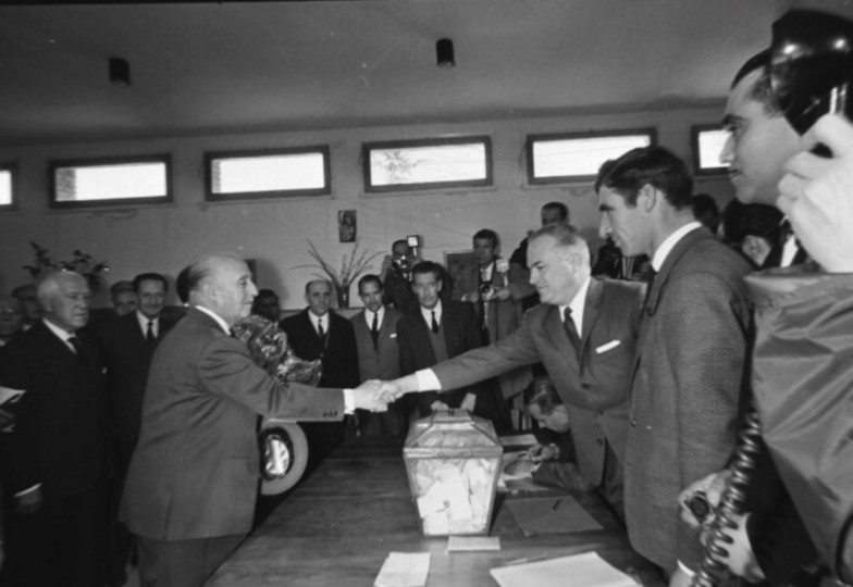 <p>Franco votando en el referéndum de Ley Orgánica del Estado, en 1966.</p>