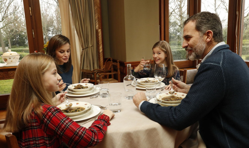 <p>Los reyes almuerzan con sus hijas. La imagen fue difundida por el 50 cumpleaños de Felipe VI.</p>