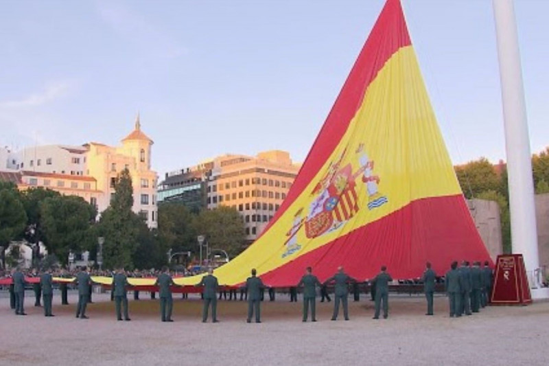 <p>La Guardia Civil arría la bandera española en Colón por su 175 aniversario el pasado 2019.</p>