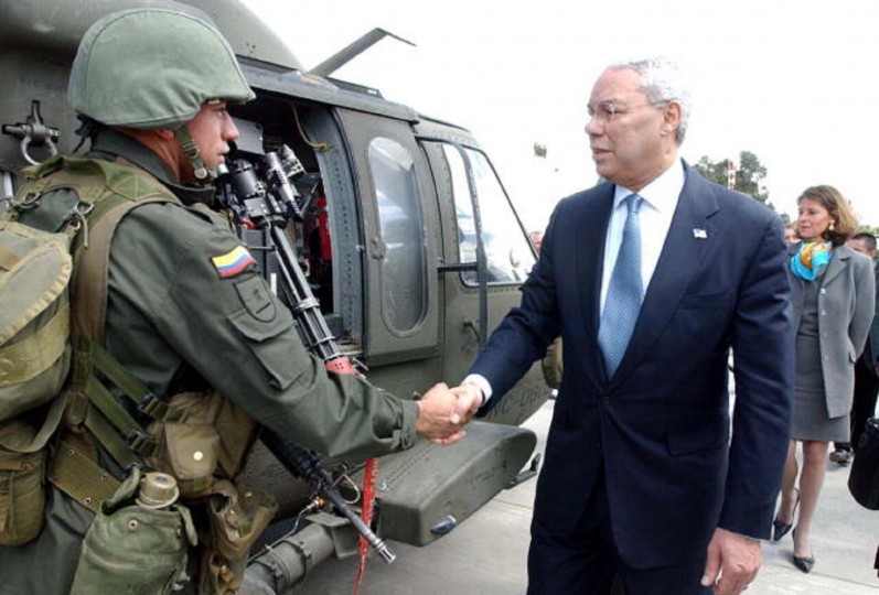 <p>El entonces secretario de Estado de EE.UU. Colin Powell saluda a un miembro de la Policía Nacional de Colombia en 2005.</p>