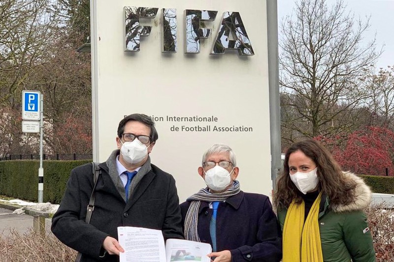 <p>David Salinas, abogado del Ejecutivo Vasco, Luis Marí Elustondo, presidente de la federación y Nerea Zalabarría, vicepresidenta, en la sede de la FIFA.</p>