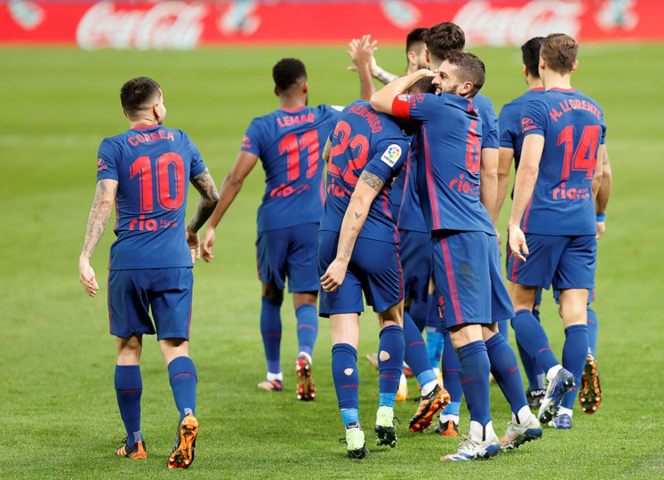 <p>Los jugadores del Atleti celebran su primer gol en el partido contra la Real Sociedad.</p>