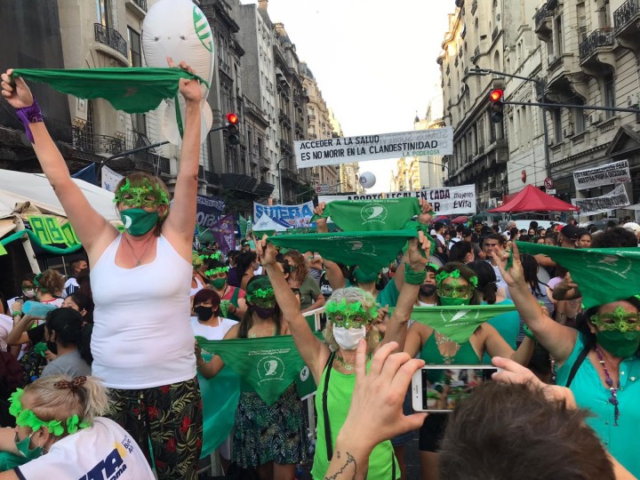 <p>Participantes en la vigilia feminista mientras el Senado argentino debatía sobre el aborto en 2020.</p>