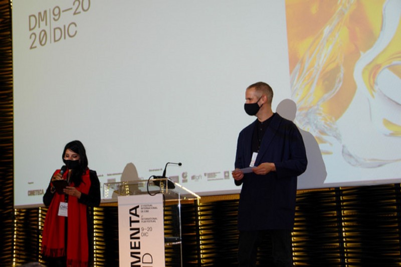 <p>Fotografía del evento de presentación con los comisarios Cecilia Barrionuevo y James Lattimer. </p>
<p><em><br /></em></p>