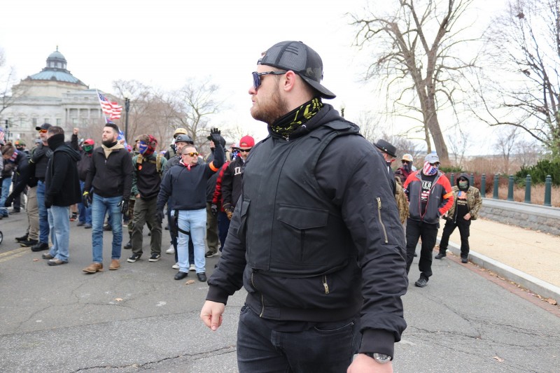 <p>Proud Boys durante las movilizaciones trumpistas en Washington del 6 de enero de 2021.</p>