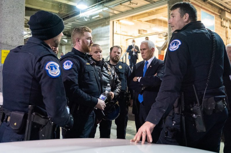 <p>Mike Pence, vicepresidente de EE.UU., con la policía de Capitol Hill tras el asalto. </p>