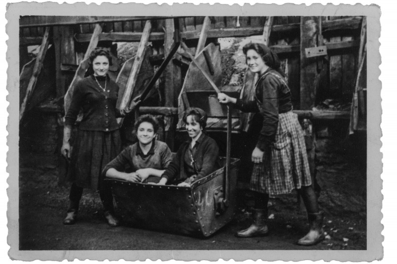 <p>Libertad Aurora, minera de Almagarinos, junto a tres compañeras, en la foto que sirve de portada al libro.</p>